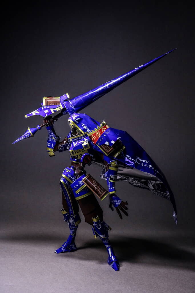 ……青い甲冑姿の戦士に大変身！