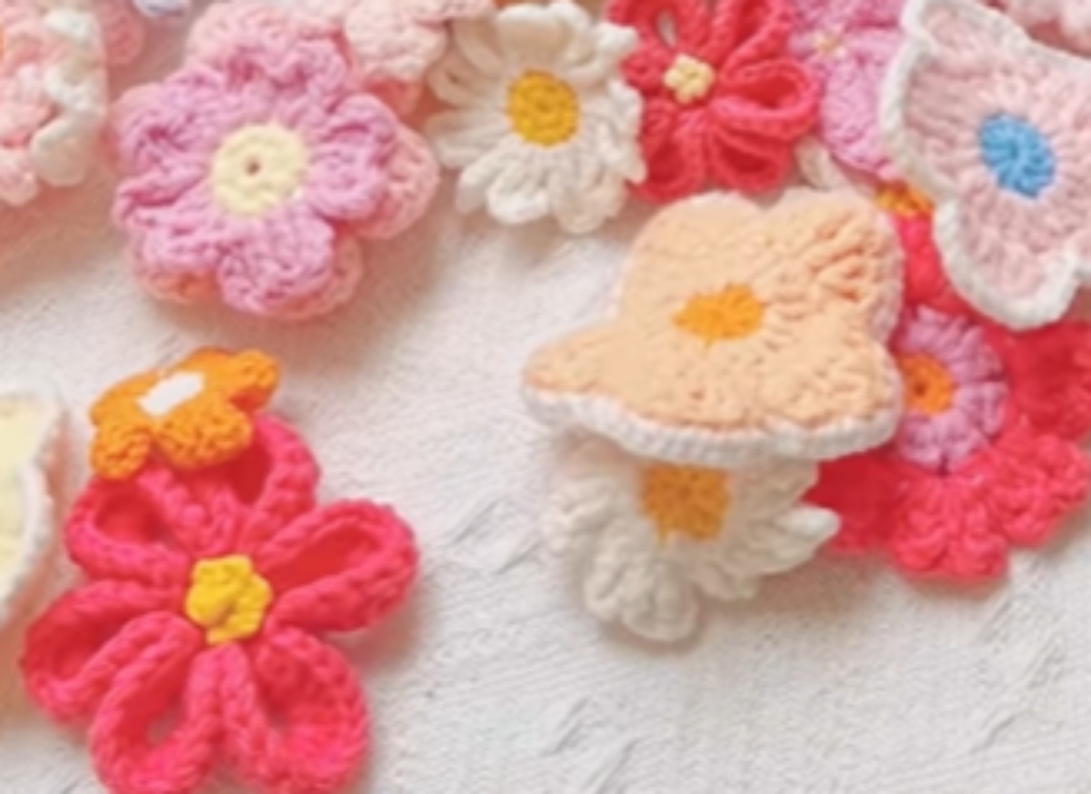 かぎ針で小さなお花をどっさり編み、意外なものでつなげると……「わぁぁ」「すごいアイデア！」　心ときめく完成品が話題【海外】（1/3） | ライフスタイル ねとらぼ