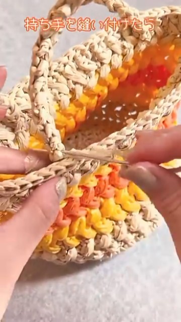 持ち手を編んで縫い付ける