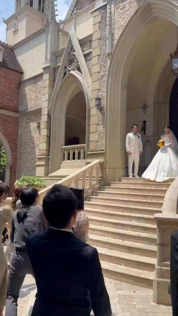 式の最後に花嫁が手にしたのは、ブーケではなくバレーボール