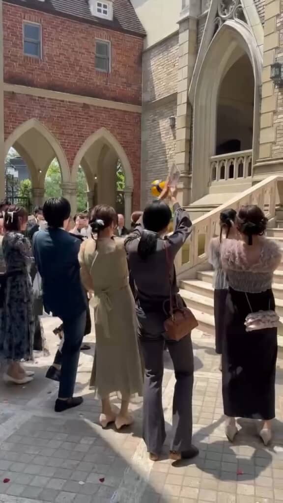 最後は前列の女性がキャッチ。次のサーバーはこの人かしら