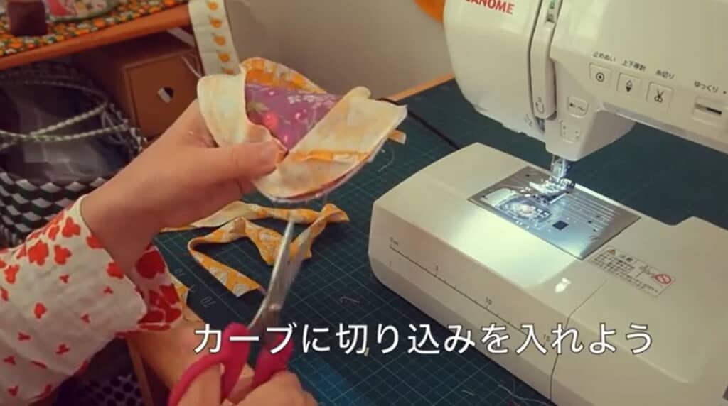 カーブに切り込みを入れます