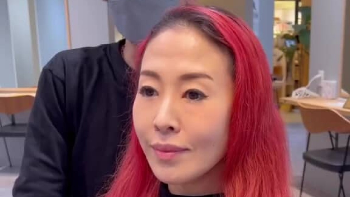 長年の“赤髪ロング”を卒業して、彼氏にサプライズしたい女性→プロにまかせると……　“別人級の大変身”が150万再生「おお～って声出た」（1/3） | 美容 ねとらぼ