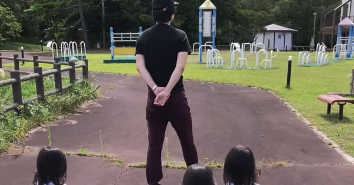 何でもまねしたがる2歳の三つ子→3年後には……　成長した現在の姿に「かわいい！」「ずーっと見てられる」（1/2） | 教育・子育て ねとらぼ