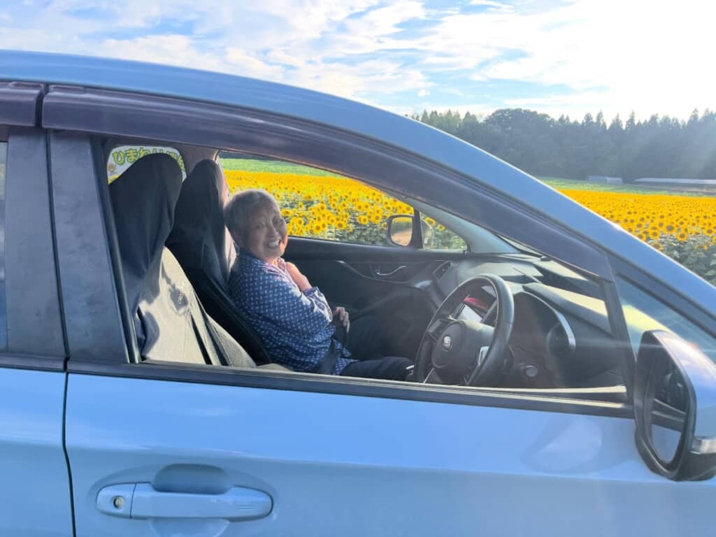 一面に広がるひまわり畑を見て嬉しそうな叔母さん