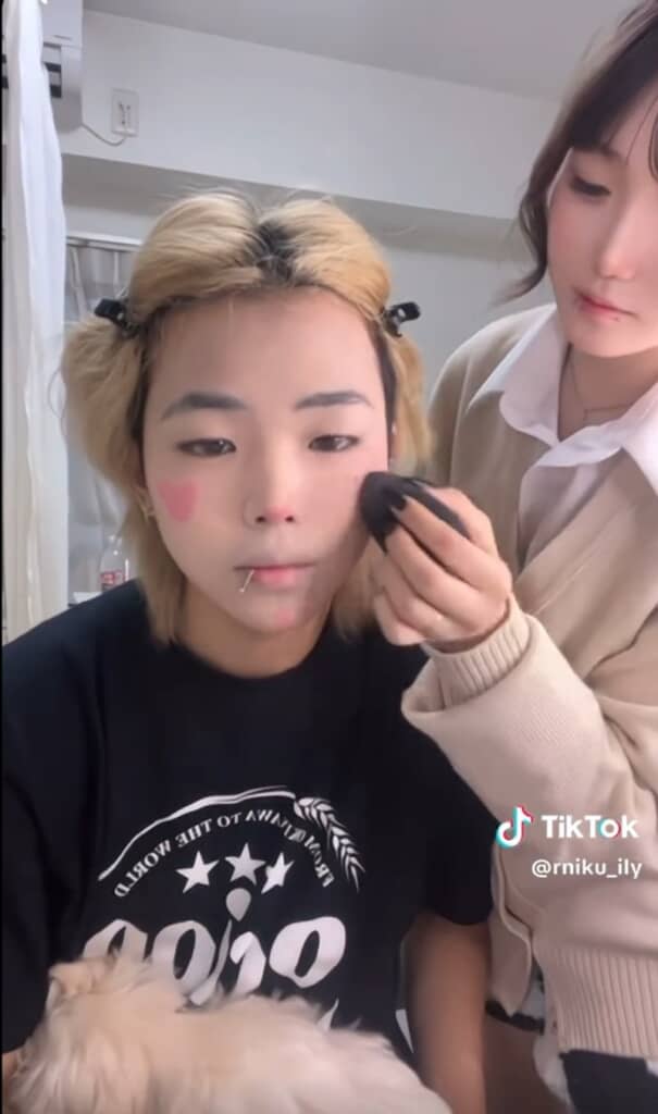 ちょんちょんと乗せたチークをぼかしていきます