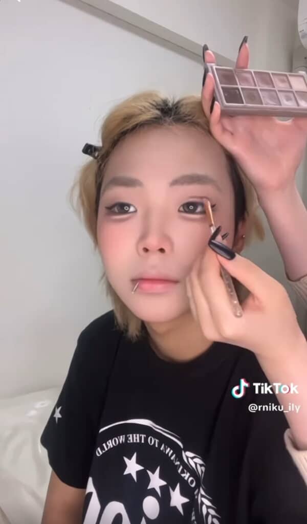 二重に見えるように線を引きます