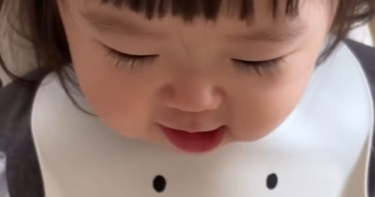 1歳娘、ごはんを目にすると……「なにそれ、作りがいありすぎだって！」　パパも大感謝の反応に「良い食育をしていますね」（1/3） | 育児 ねとらぼ