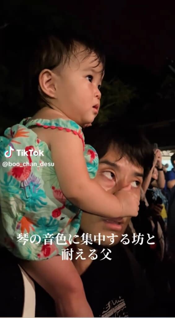 真剣な眼差しで掴んでいるのはパパの鼻