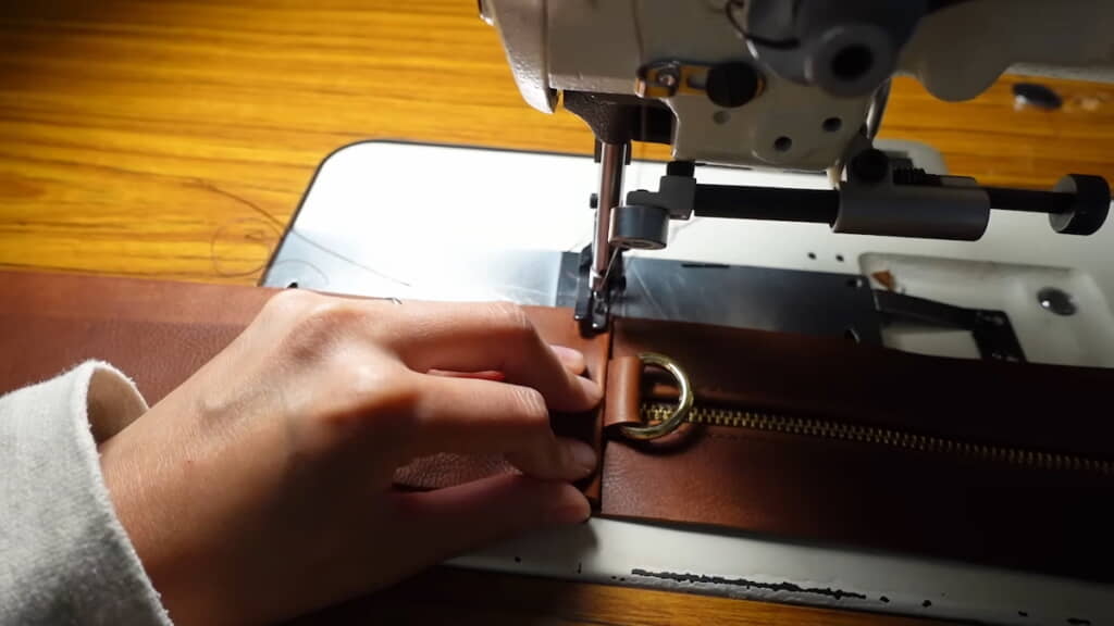 Dリングのパーツとマチ・底面のパーツを縫い付ける