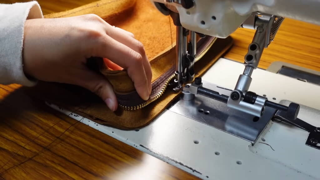 裏返した状態で胴を縫い付ける