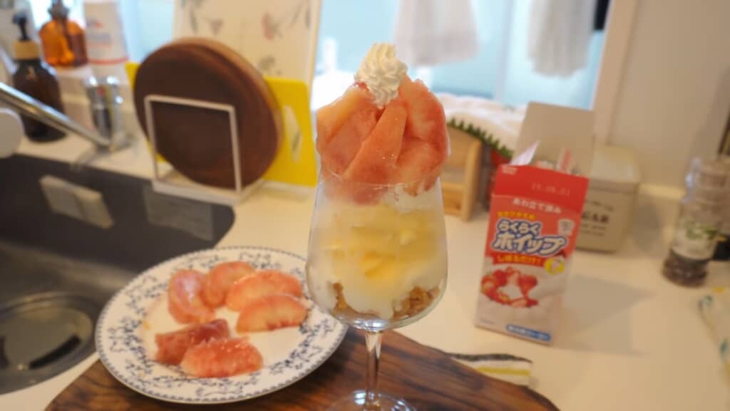 どこを食べてもおいしい桃パフェ