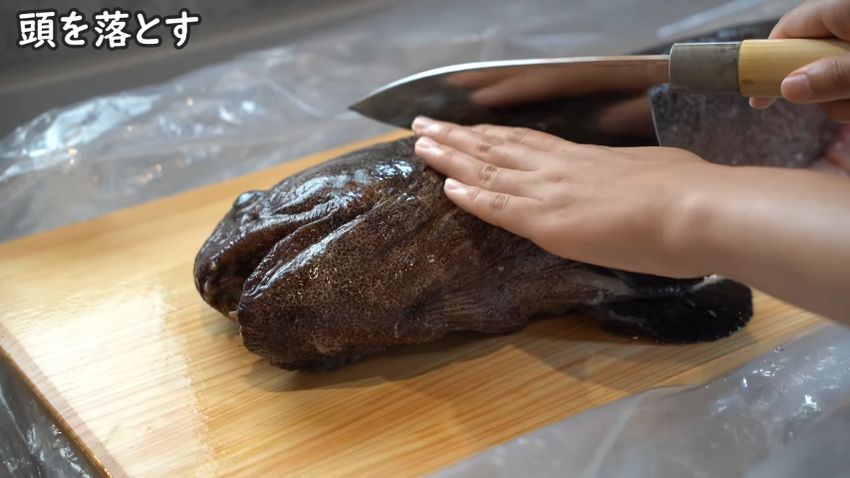 オオカミウオの頭を切り落とす様子