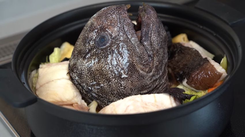 切り落とした頭を鍋の中央に配置