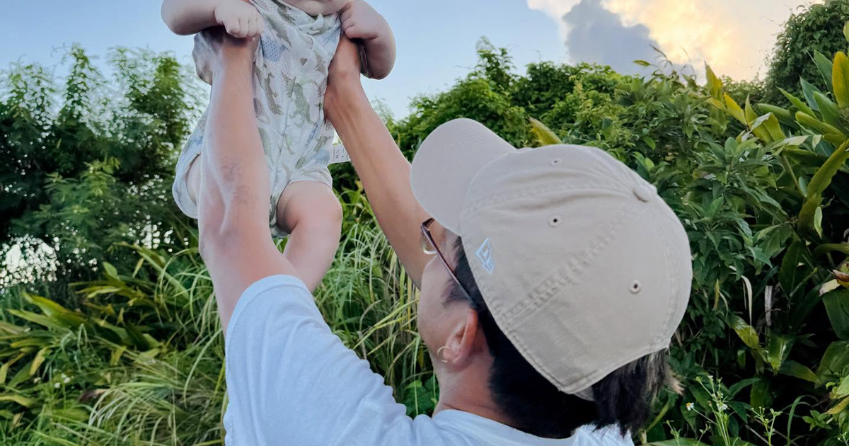 パパに“たかいたかい”された5カ月赤ちゃんが……「クッ…!!!」　予想外すぎる表情に「たまんなーい!!」「このお年にして会得するとは」（1/3） | 育児 ねとらぼ