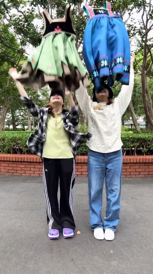 ドレスを高く投げた瞬間……