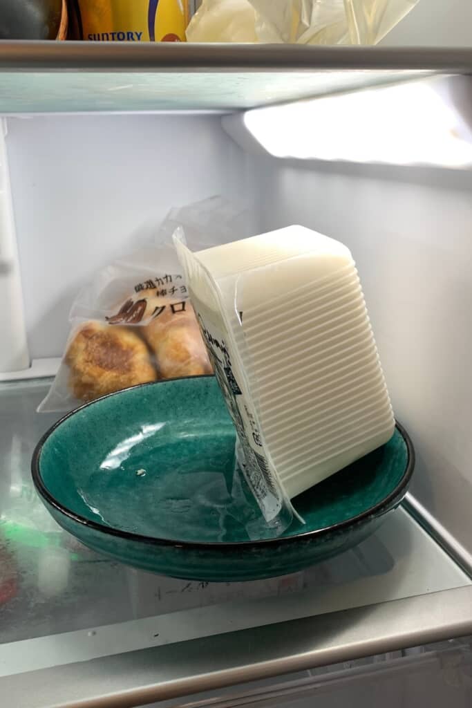 豆腐パックを立てたままで行う水切り方法（画像提供：うつ畑さん／@utsubatake）