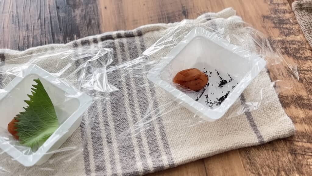 （左）梅干しと大葉　（右）梅干しと赤ジソのふりかけ