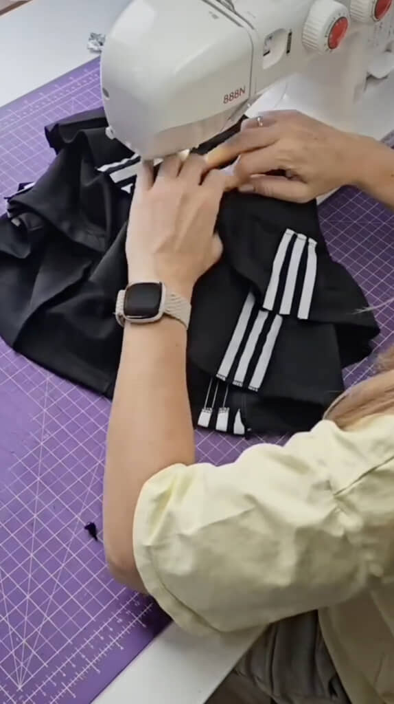 フリル付きスカートのようなボトムス