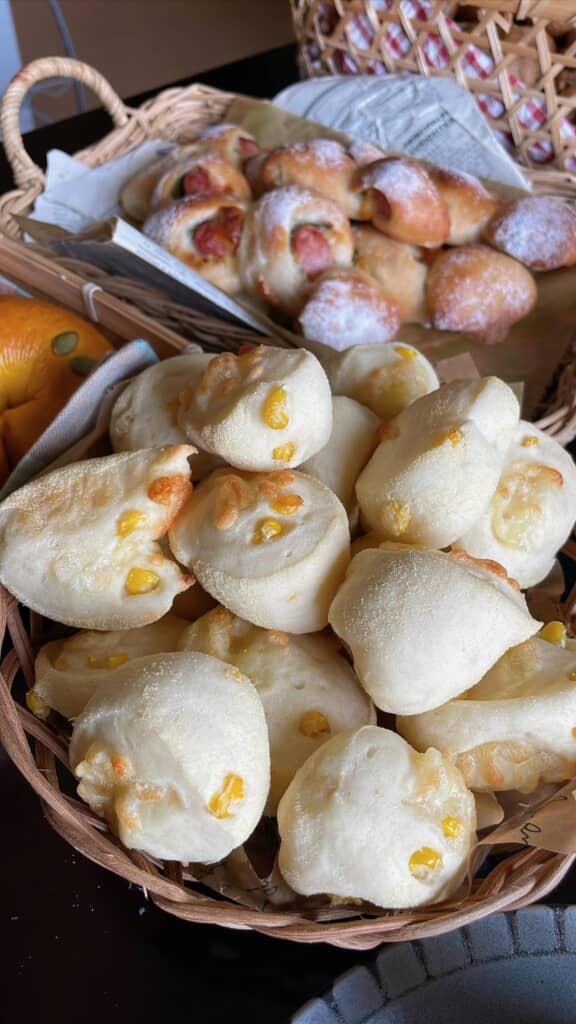 ソーセージやコーンが入ったパン