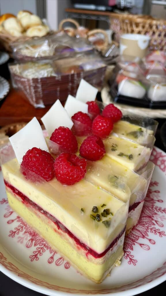 ラズベリーが乗ったケーキ