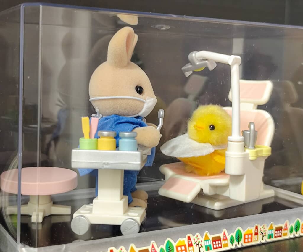 ひよこの患者さんを診察中のウサギの歯医者さん（画像提供：ほづみさん／@hodu_s）