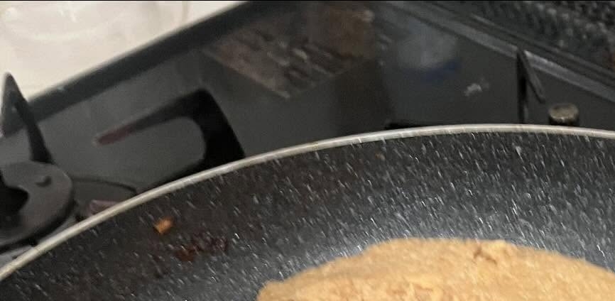 フライパンの上にある料理は……