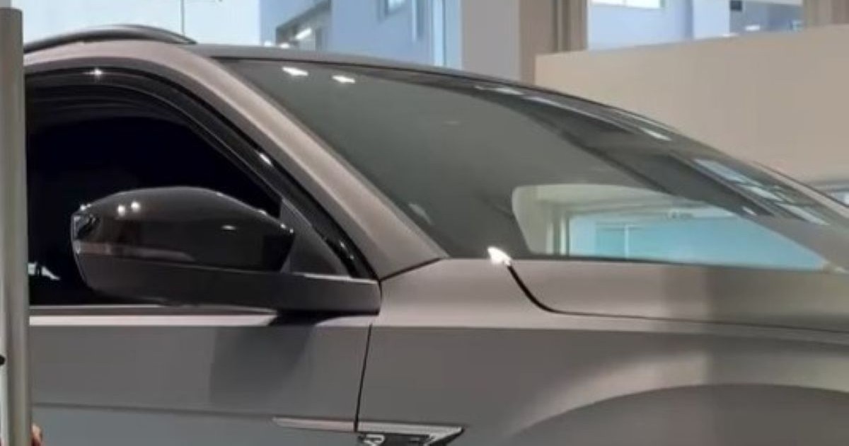 お店の中のクルマ→どうやって入れたのかと思ったら……「すごーーーーー」　“衝撃の方法”が600万再生（1/2） | 車 ねとらぼ