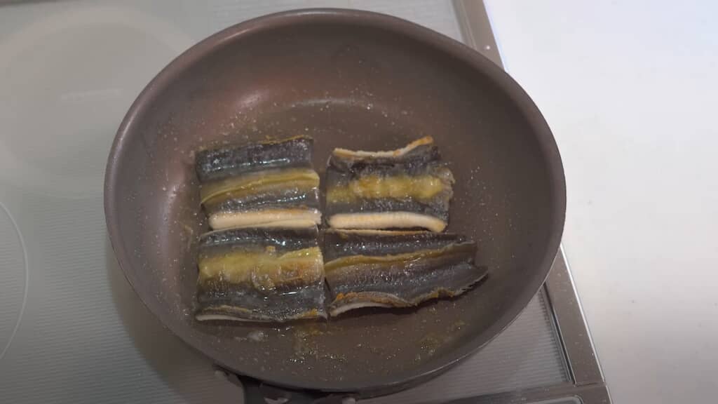 両面に焼き色をつけ……