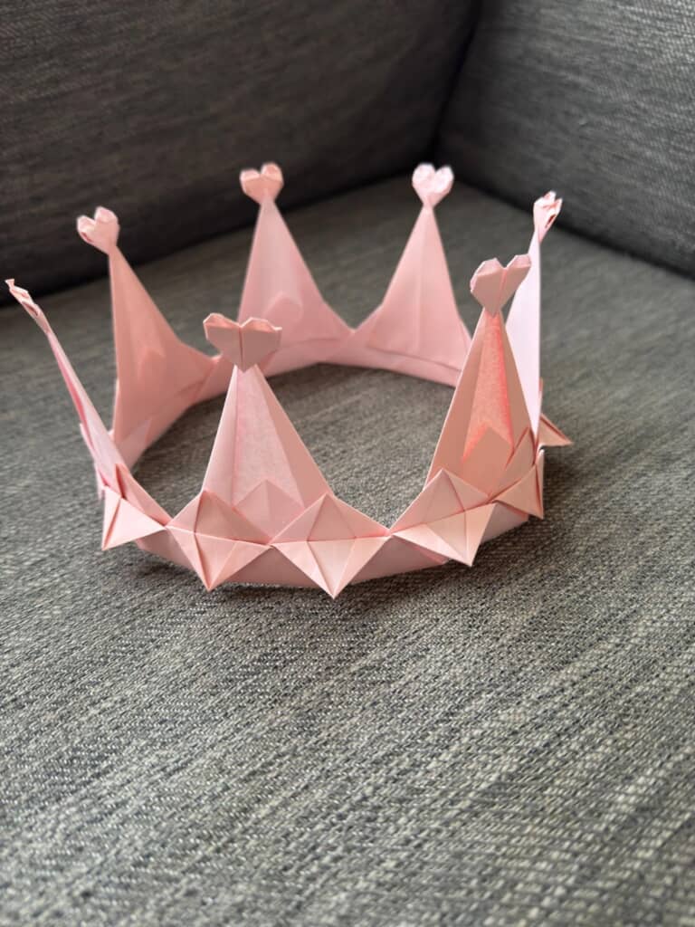 たくさんの折り紙で作ったティアラがかわいい！
