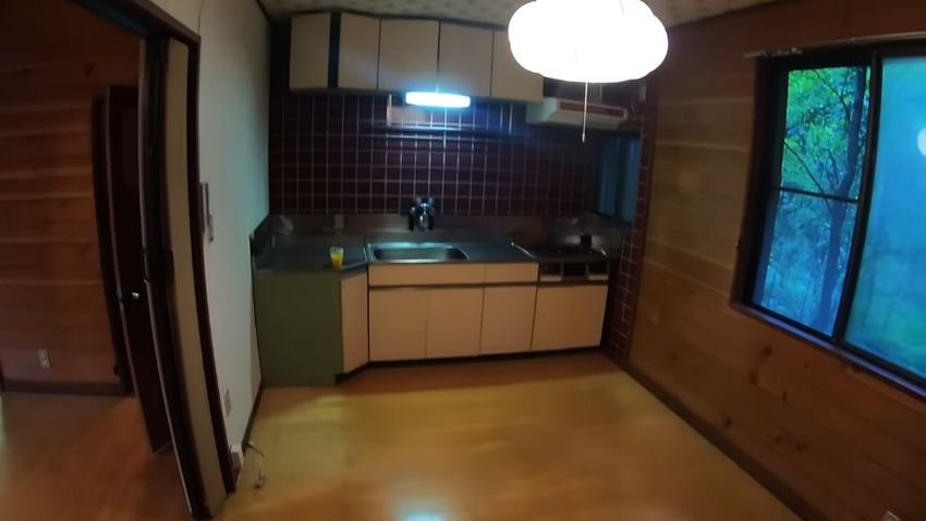 リフォーム前の薄暗いキッチン