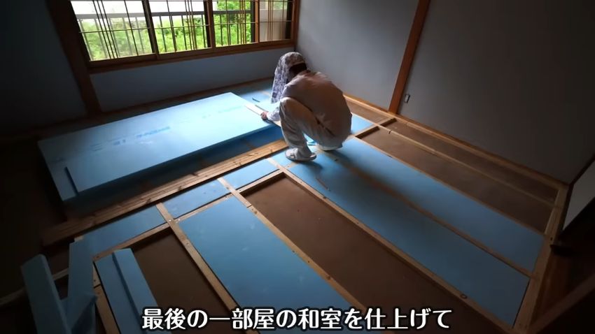 和室に断熱材を敷く作業