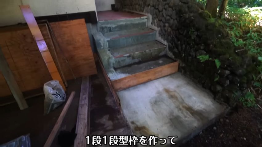 補修中の玄関前の階段