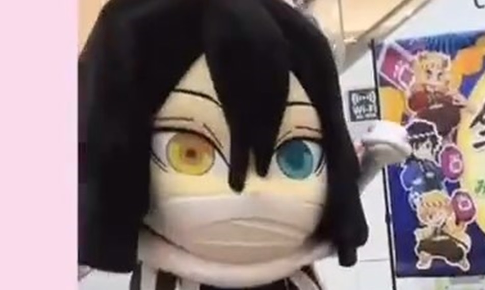 大量の“伊黒グッズ”を持って「鬼滅」イベントに参加したら……“伊黒本人