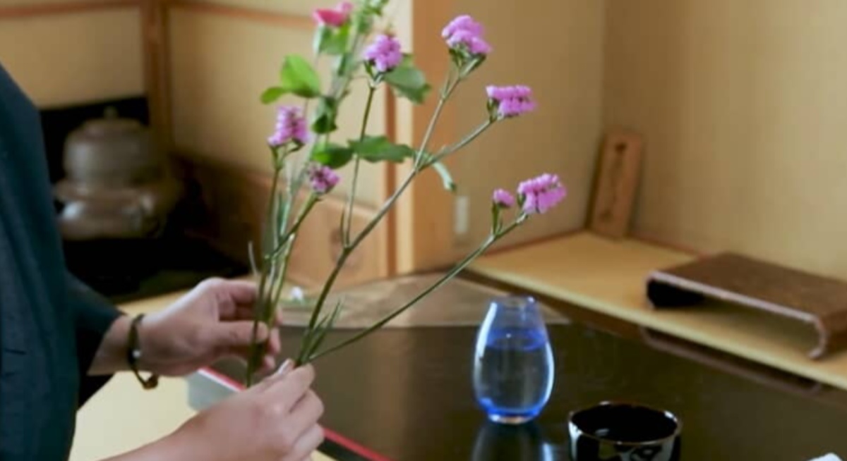 500円で買ったスーパーのお花、プロが生けると……「生け方でこんなに変わるとは」　驚きの仕上がりに「さすがプロ」（1/3） | ライフスタイル ねとらぼ