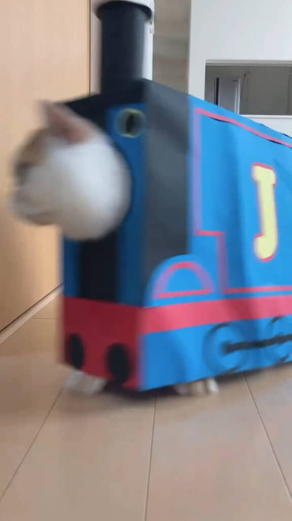 紙袋の側面もじんぱちくんにあわせて「J」と書かれているのが細かい！