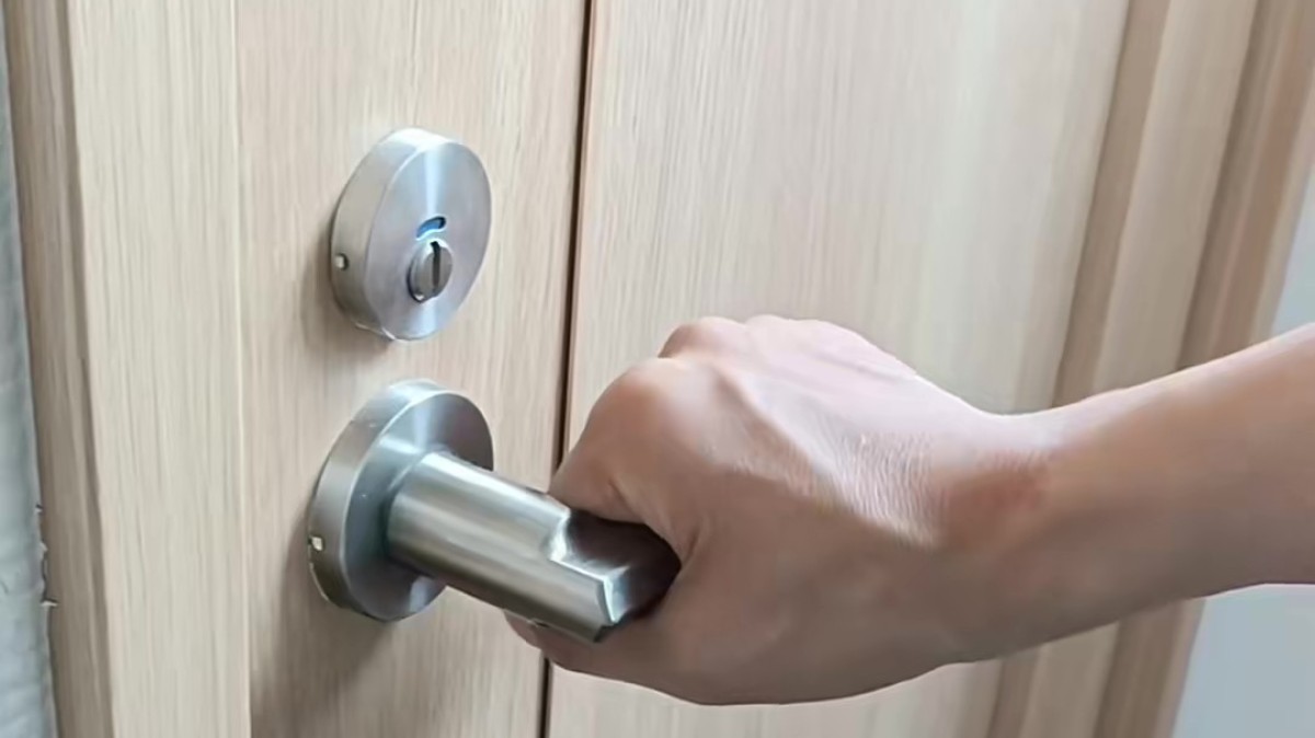 主婦が“セリアの商品だけ”でトイレ内DIYしたら……「天才！」　“見違える完成形”に反響「めっちゃ凄いですね」（1/2） | リフォーム・リノベーション・DIY ねとらぼ