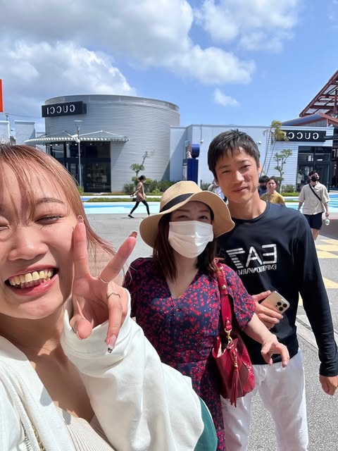 現在の親子3人。仲が良さそうですね