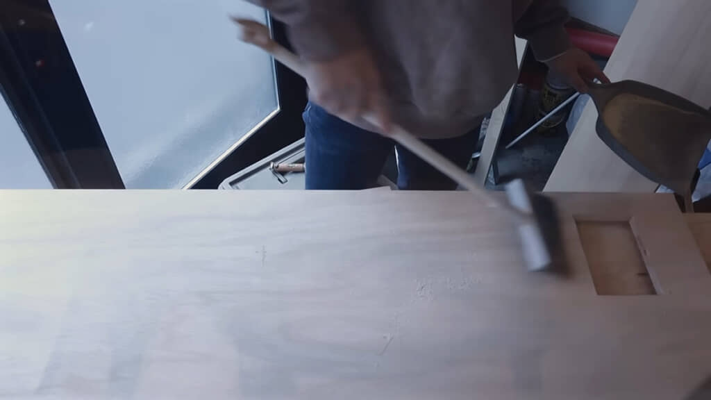 背面板に穴を開けます