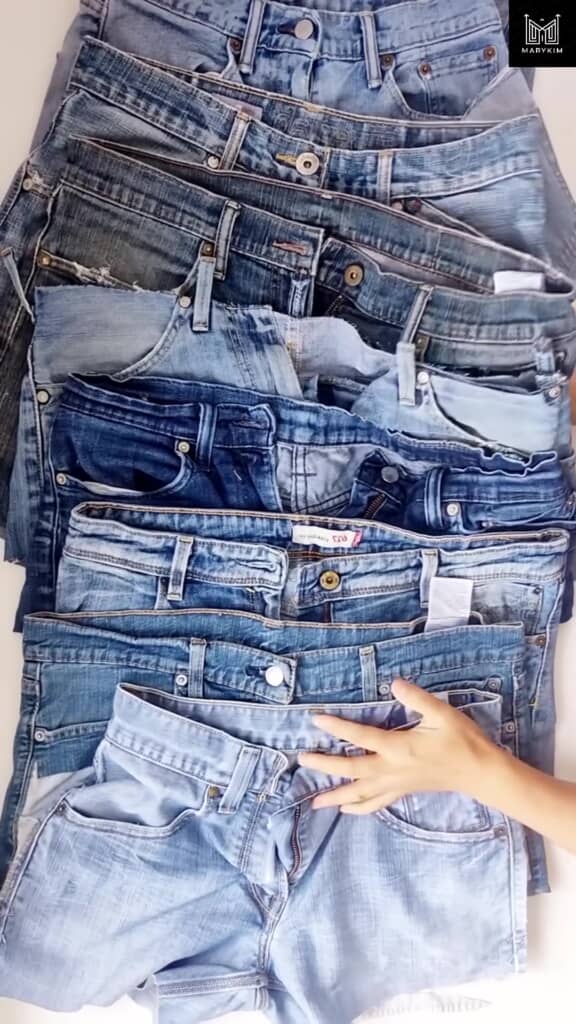 脚を切ったジーンズがたくさん