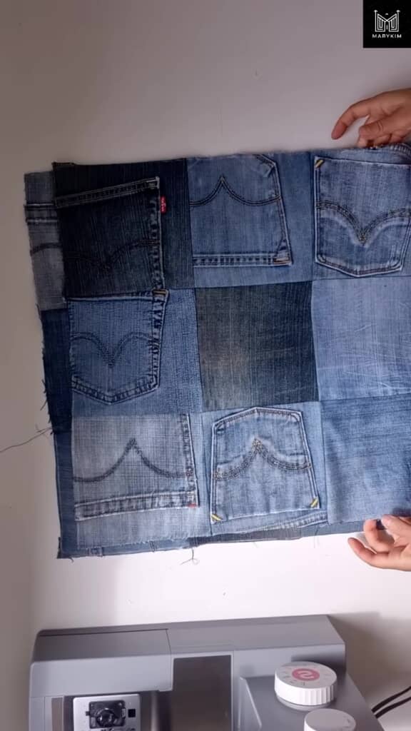 正方形に切り取ったジーンズを縫い合わせたところ