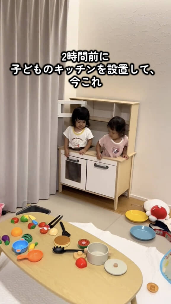 パタンと扉を閉めて……