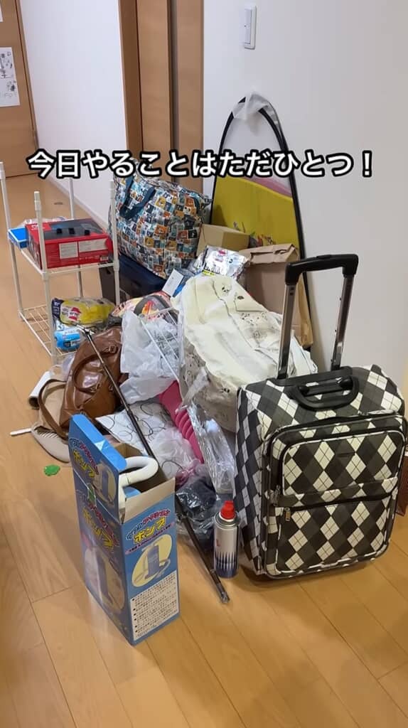 ゴミ溜めと化した収納スペースから出した日用品やカバン