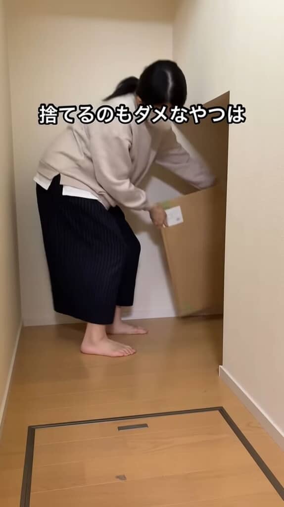 予備のタイルを収納スペース右奥へしまう