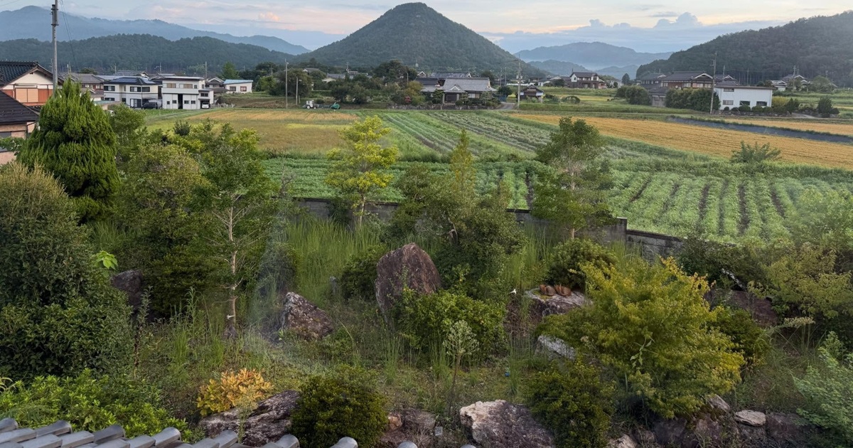 朝起きて窓から庭を見ると違和感が……「え？」　“まさかの来客”に「いい事ありそう！」「昔話のような光景」（1/3） | その他生き物 ねとらぼ