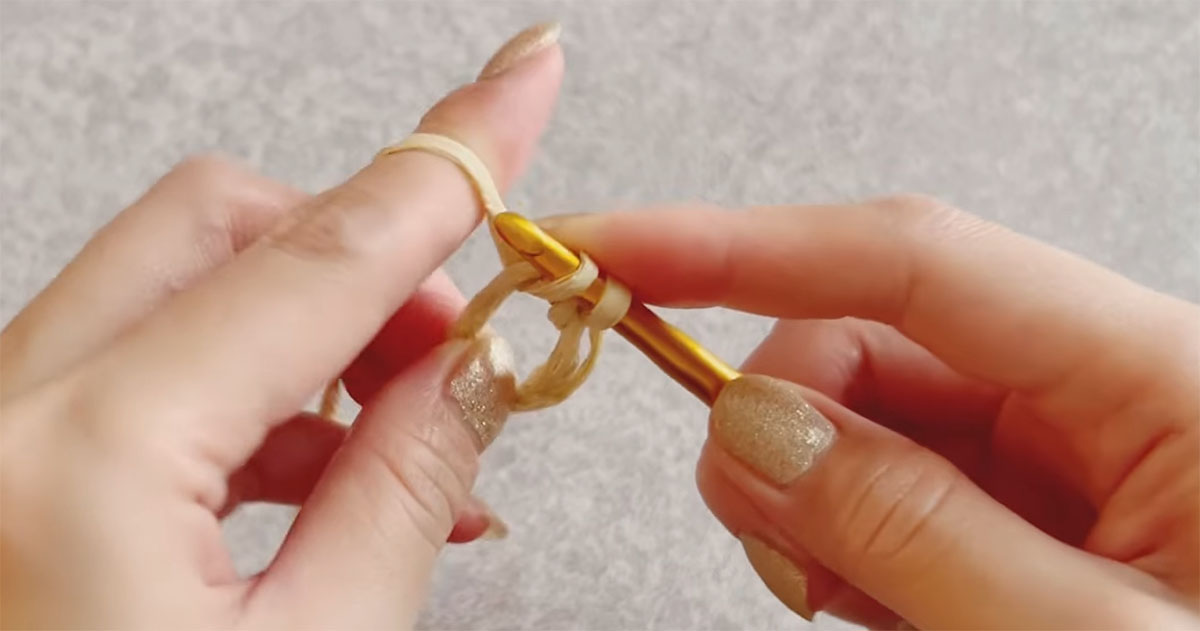 セリアの糸と平巻きテープを編んでいくと……　模様が目を引くアイテムに「うわぁ！」「きれいな色」 | ライフスタイル ねとらぼ