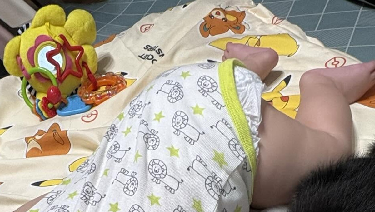 お布団にいた赤ちゃんをママがふと見たら……「ええー」　とんでもない光景に「可愛いの致死量超えてますけど皆さん生きてますか？」（1/3） | 教育・子育て ねとらぼ