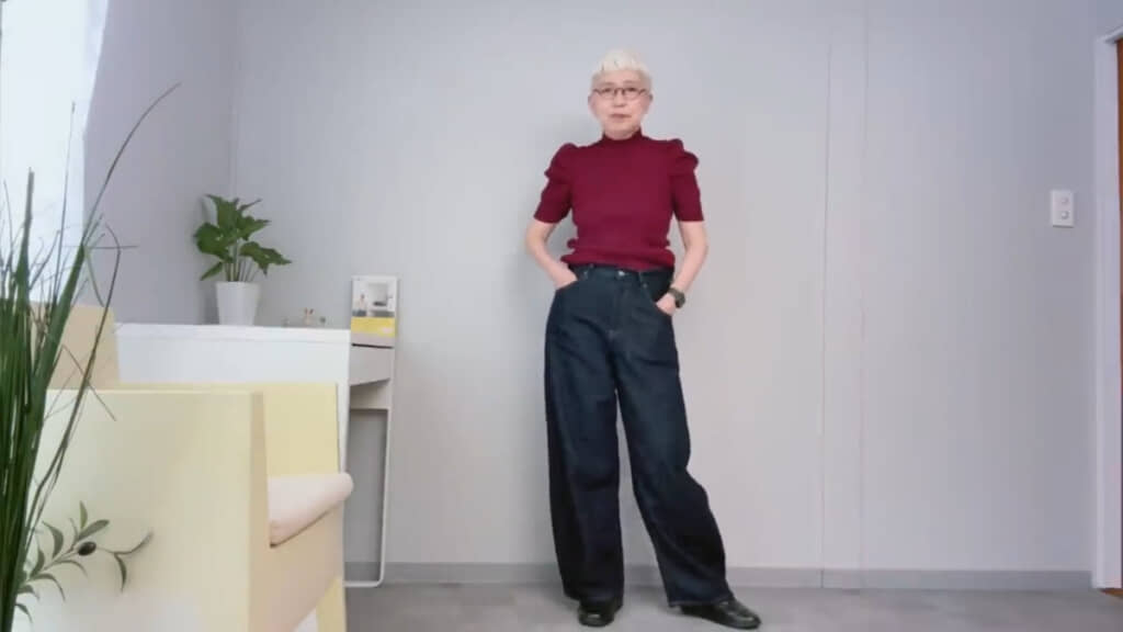 「バギーカーブジーンズ丈短め」とパフニットのコーデ