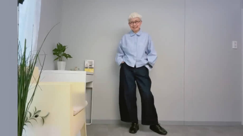 ユニクロ「コットンコクーンシャツ／ストライプ」と、股下60センチのバギーカーブジーンズのコーデ