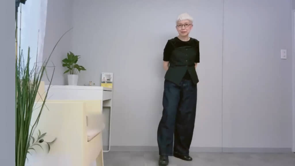 GUのビスチェ＆シアーベロアTと、股下70センチのバギーカーブジーンズ丈短めのコーデ